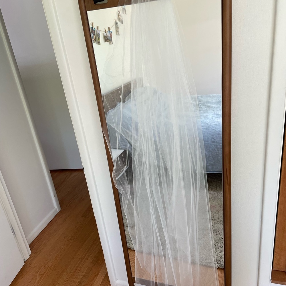 6 foot veil, slight shimmer